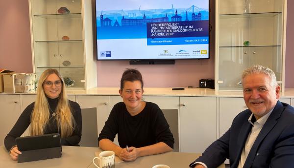 Auftakttreffen im Rathaus Pfinztal V. l. n. r.: Stellvertretende Hauptamtsleiterin Sarah Metz, Bürgermeisterin Nicola Bodner und der Innenstadtberater der IHK Herr Rausch