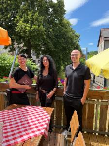 Andrea und Alex des Gasthaus Adler mit Wirtschaftsförderer Lukas Schmid