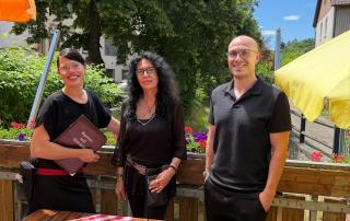 Andrea und Alex des Gasthaus Adler mit Wirtschaftsförderer Lukas Schmid
